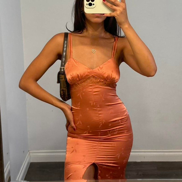 dresses - Picture 2 of 6